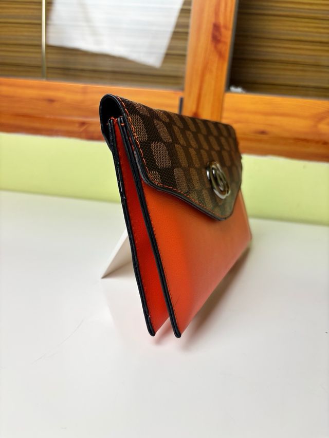 Bolso bandolera naranja y marrón con solapa