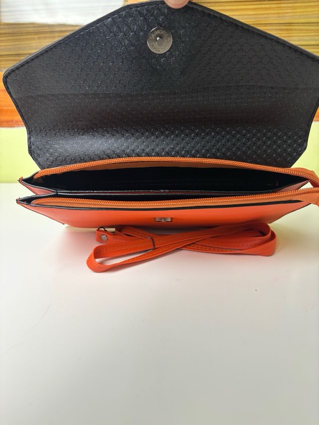 Bolso bandolera naranja y marrón con solapa