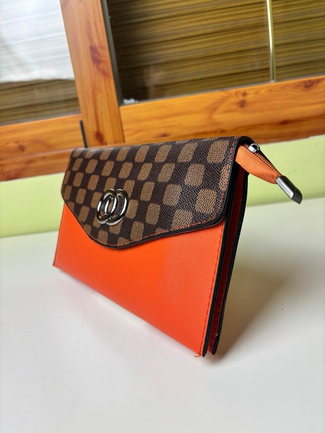 Bolso bandolera naranja y marrón con solapa