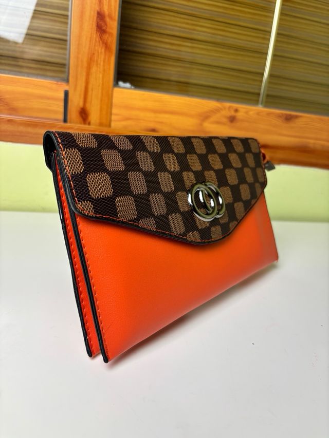 Bolso bandolera naranja y marrón con solapa