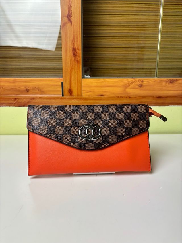 Bolso bandolera naranja y marrón con solapa