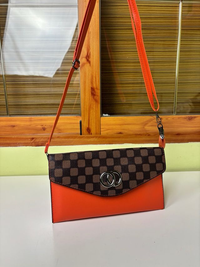 Bolso bandolera naranja y marrón con solapa