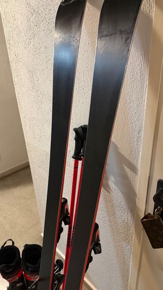 Equipo de esquí: esquís, botas y bastones Atomic.