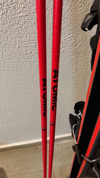 Equipo de esquí: esquís, botas y bastones Atomic.