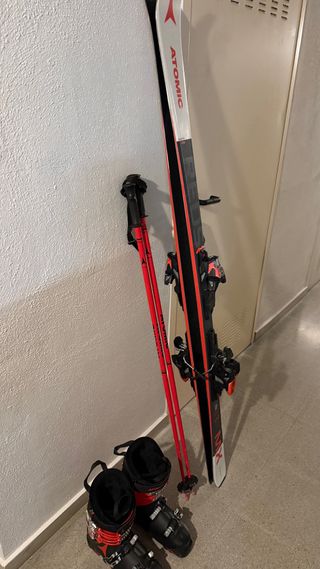 Equipo de esquí: esquís, botas y bastones Atomic.