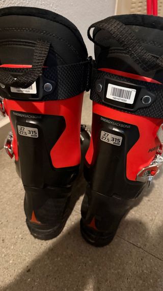 Equipo de esquí: esquís, botas y bastones Atomic.