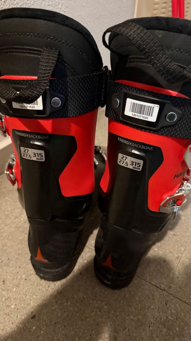 Equipo de esquí: esquís, botas y bastones Atomic.