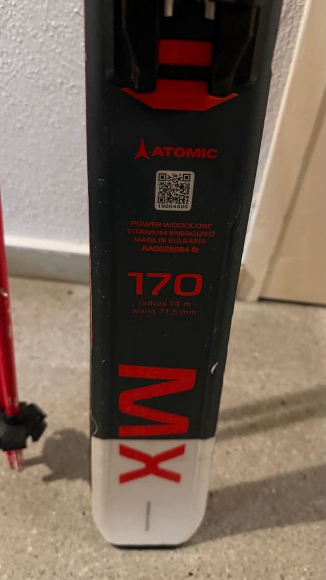 Equipo de esquí: esquís, botas y bastones Atomic.