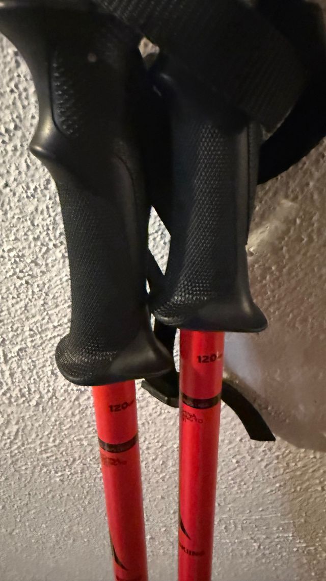 Equipo de esquí: esquís, botas y bastones Atomic.