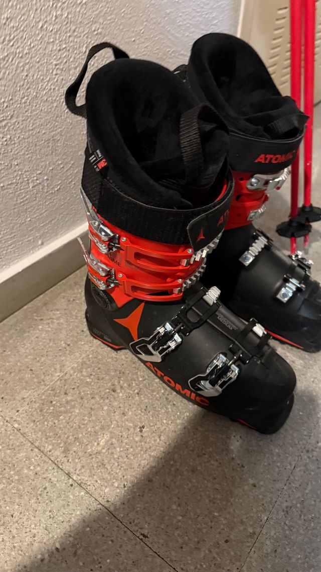 Equipo de esquí: esquís, botas y bastones Atomic.