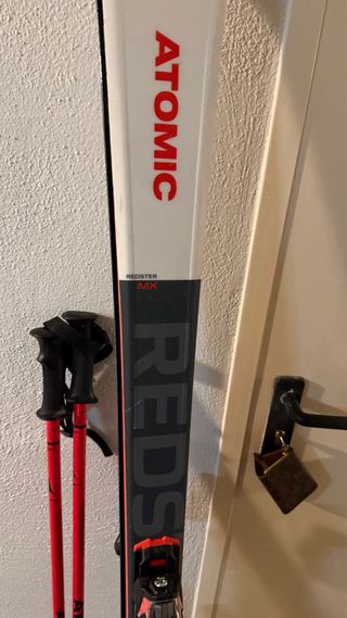Equipo de esquí: esquís, botas y bastones Atomic.