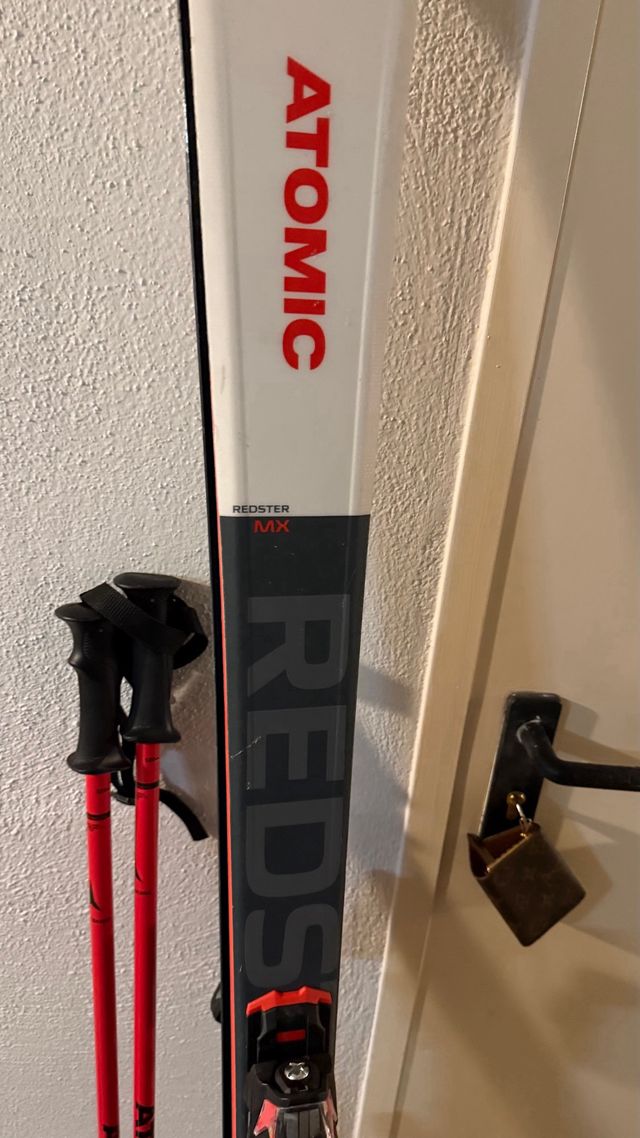 Equipo de esquí: esquís, botas y bastones Atomic.