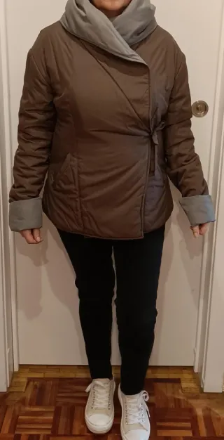 Anorak marrón y gris
