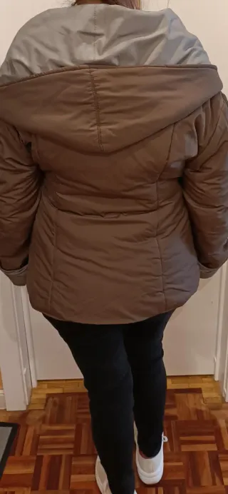 Anorak marrón y gris