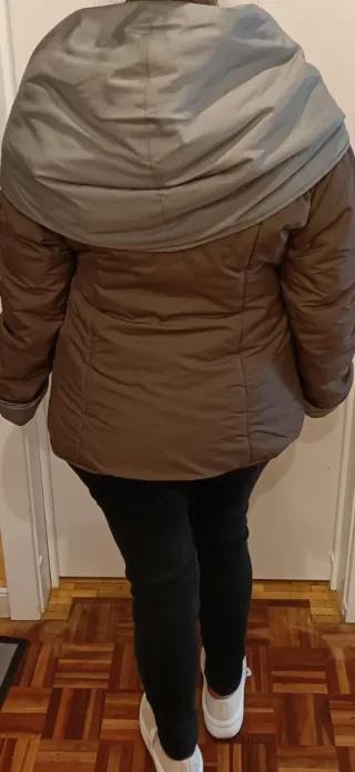 Anorak marrón y gris