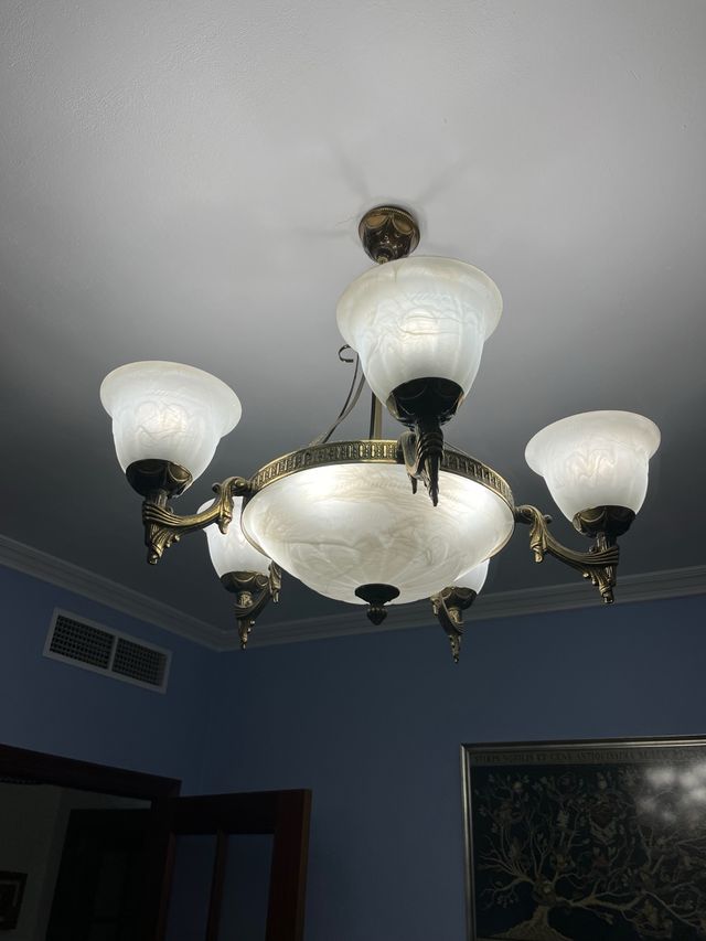 Lámpara de techo dorada y blanca