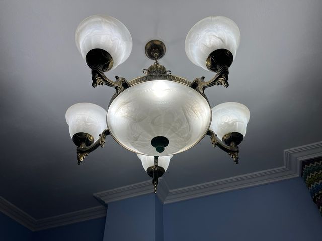 Lámpara de techo dorada y blanca