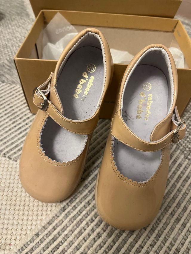 Merceditas beige niña talla 25