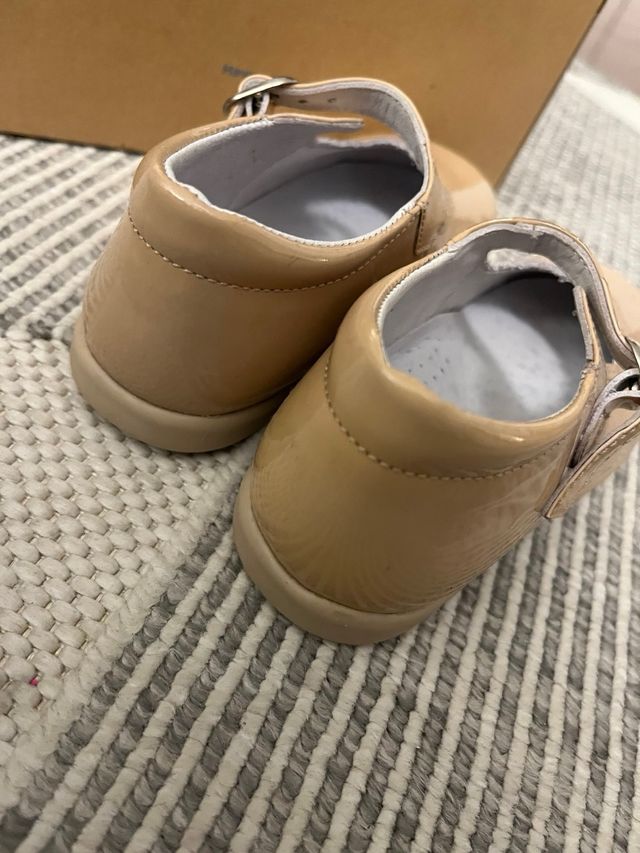 Merceditas beige niña talla 25