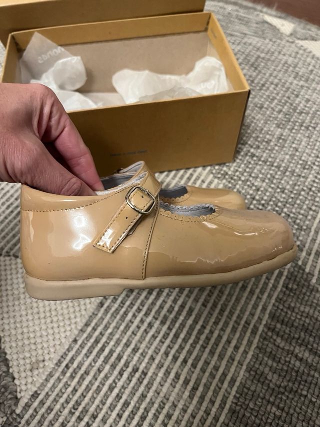 Merceditas beige niña talla 25