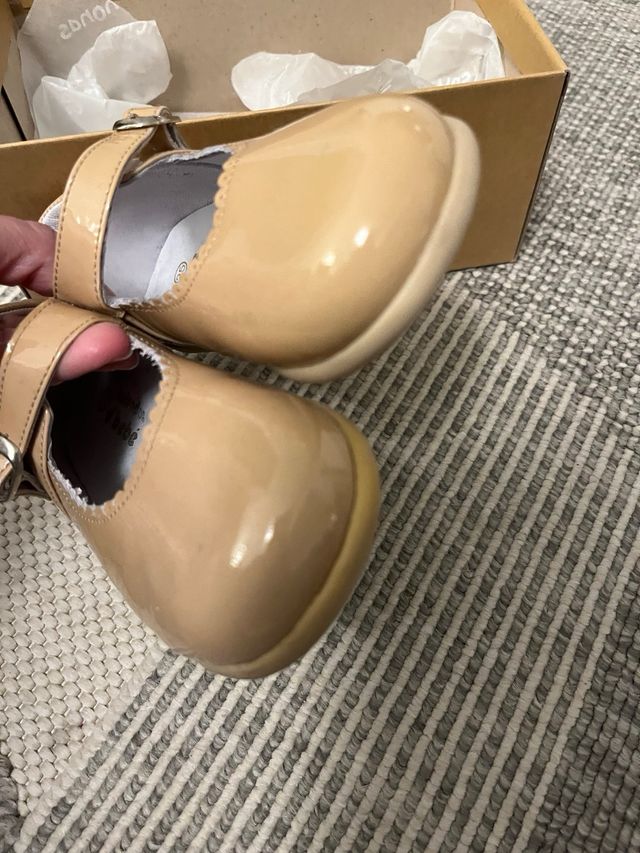 Merceditas beige niña talla 25