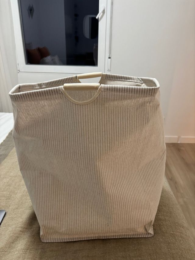 Cesto de ropa de tela con asas de madera
