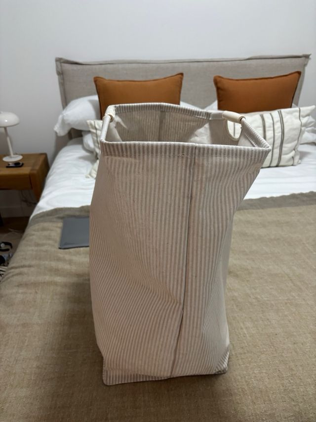 Cesto de ropa de tela con asas de madera