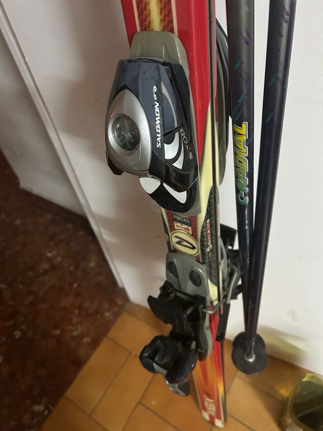 Esquís Dynastar con fijaciones Salomon