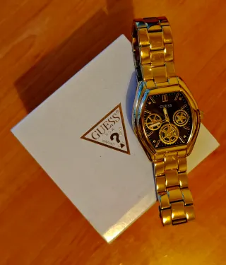 Reloj Guess Hombre Esfera Negra y Dorada