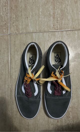 Deportivas Vans grises con cordones multicolor