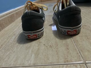 Deportivas Vans grises con cordones multicolor