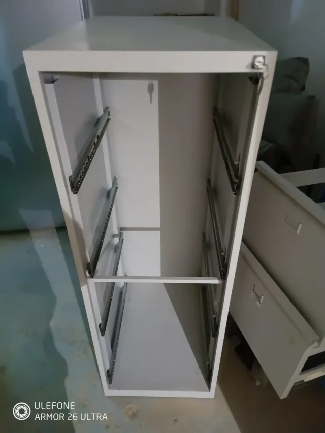 Archivador metálico blanco