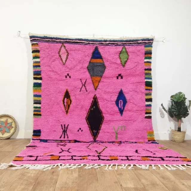 Alfombra de lana rosa con diamantes