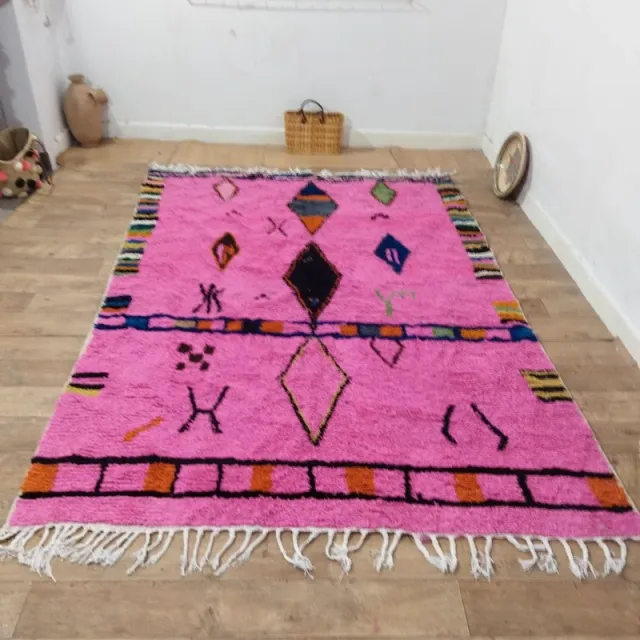 Alfombra de lana rosa con diamantes