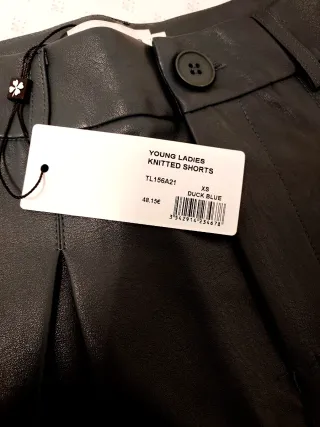 Pantalones cortos efecto piel grise azulado