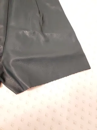 Pantalones cortos efecto piel grise azulado