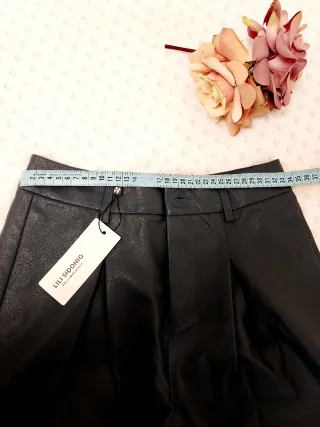 Pantalones cortos efecto piel grise azulado