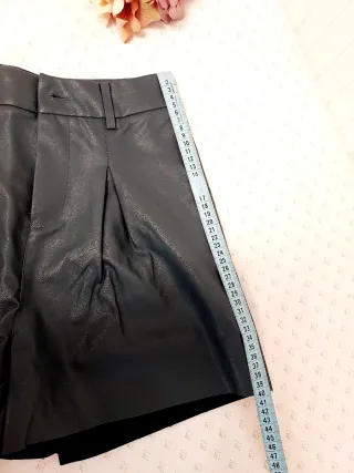 Pantalones cortos efecto piel grise azulado
