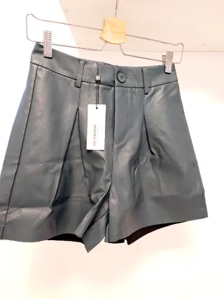 Pantalones cortos efecto piel grise azulado