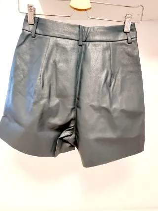 Pantalones cortos efecto piel grise azulado
