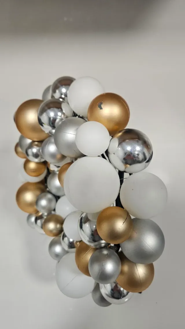 Corona di Natale con sfere oro, argento e bianca