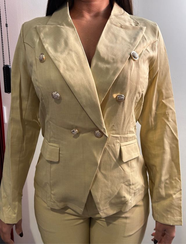 Traje de chaqueta y pantalón beige