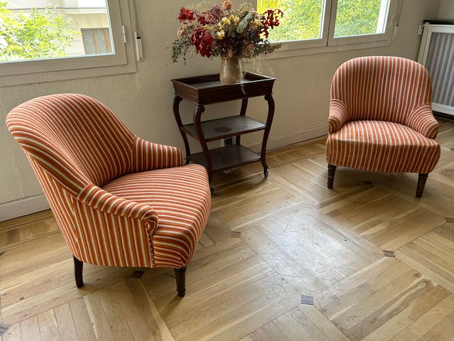 Butacas de tela con rayas naranjas y beige