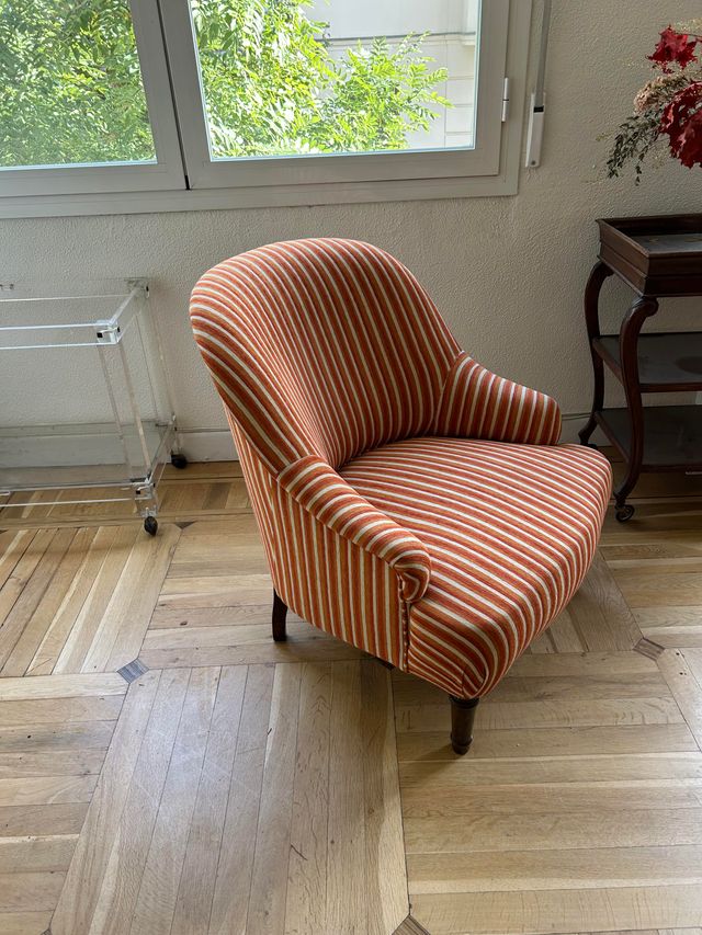 Butacas de tela con rayas naranjas y beige