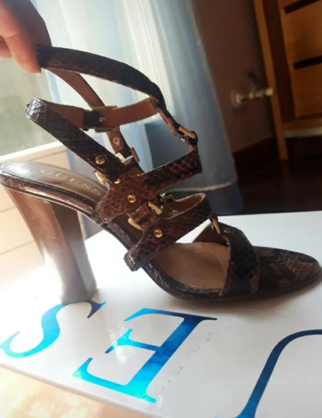 Sandali Guess marroni multicolore con cinturino