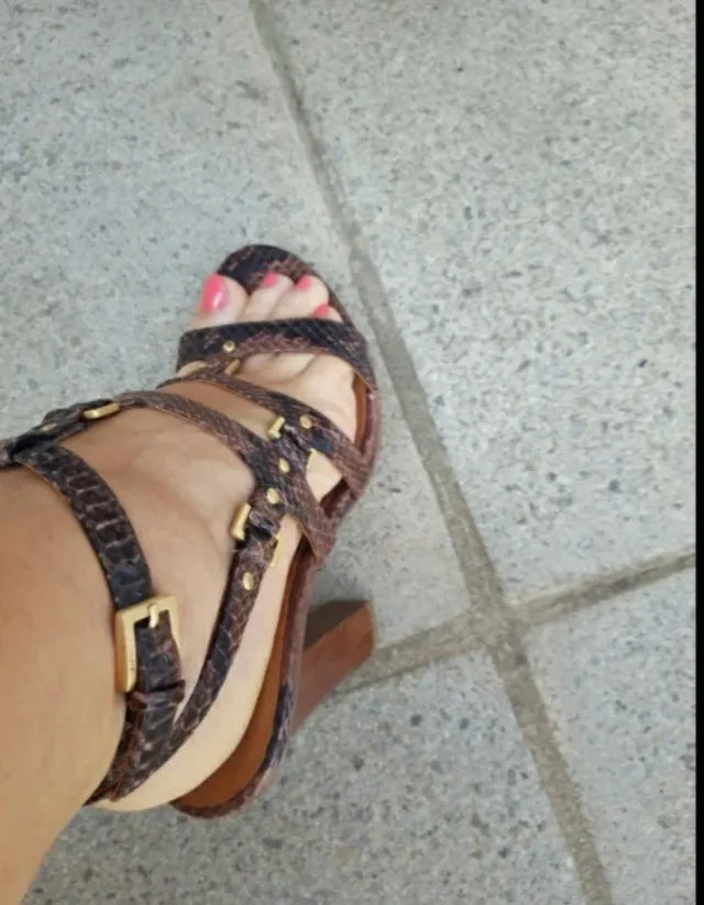 Sandali Guess marroni multicolore con cinturino