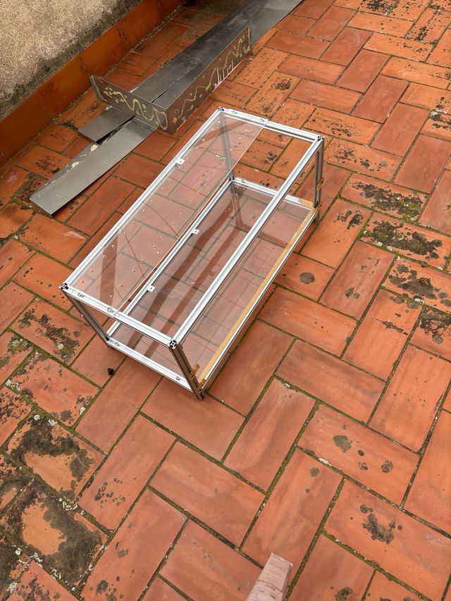 Caja de metacrilato con estructura metálica