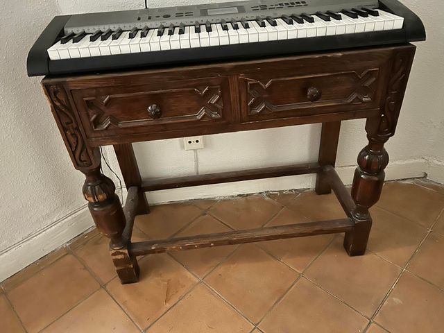 Mesa de madera con cajones