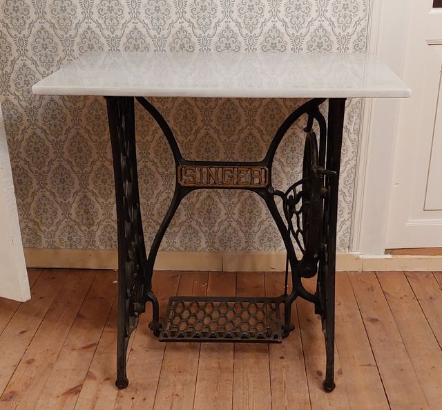 Mesa Máquina coser SINGER y Mármol blanco