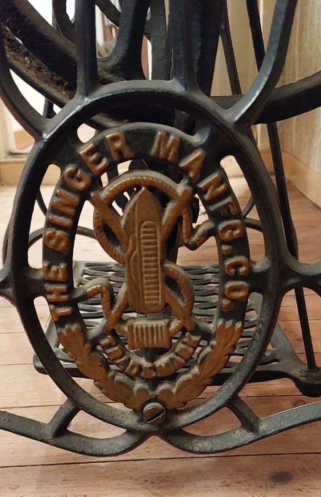 Mesa Máquina coser SINGER y Mármol blanco